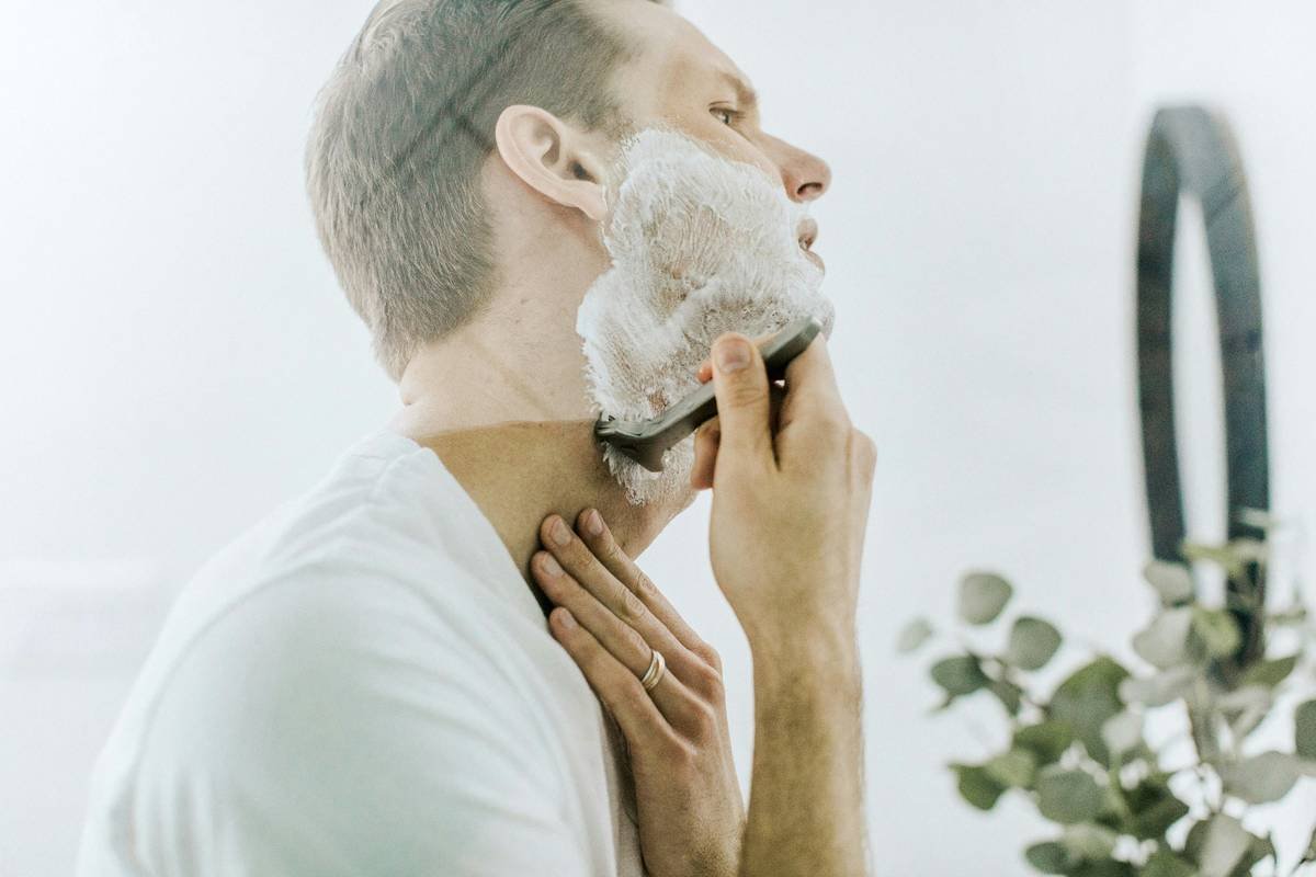 Comparison chart showing bristle stiffness, water retention, and lather quality of boar, synthetic, and badger brushes for thick beards