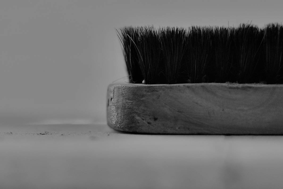 Infographic showing how proper grooming tools improve microcirculation, reduce inflammation, and prevent breakage compared to harsh brushes and chemical products