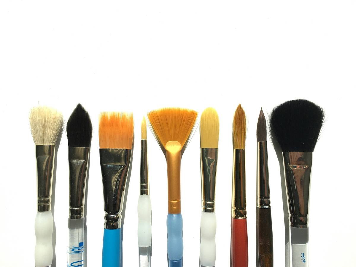 Comparison of different shaving brushes used in beard grooming and styling supplies